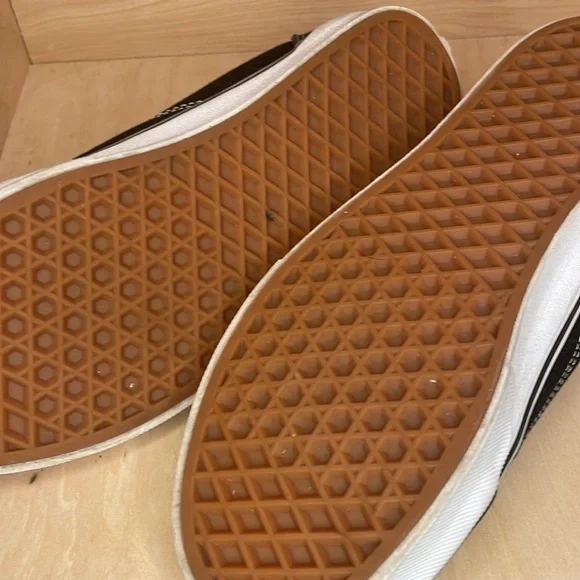 Vans Old Skool Black Classic Sneakers - Picture 2 of 6